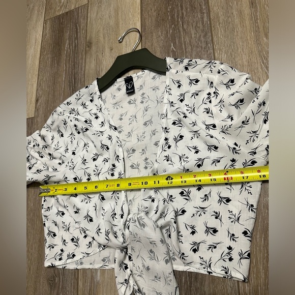 🛍️Windsor Cute short sleeve crop shirt with tied bottom side Small - Picture 6 of 9